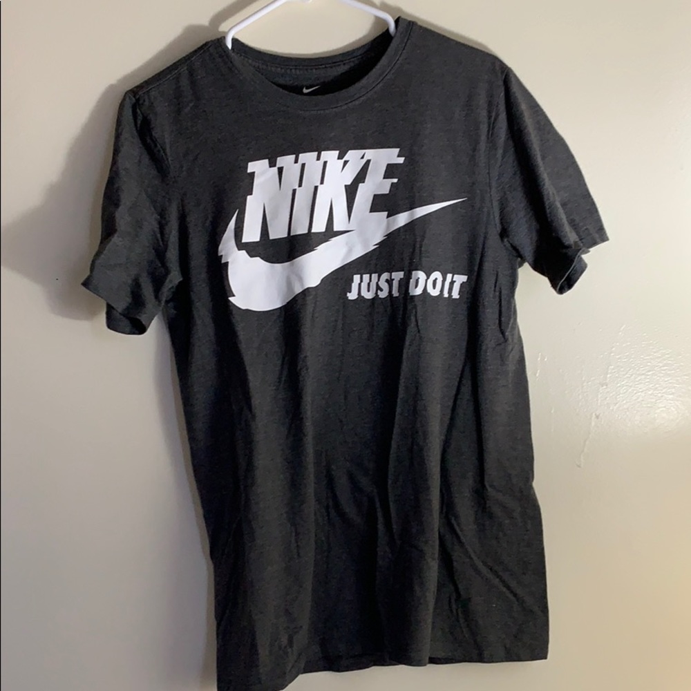 Men’s S The Nike Tee Athletic Cut Digital Logo